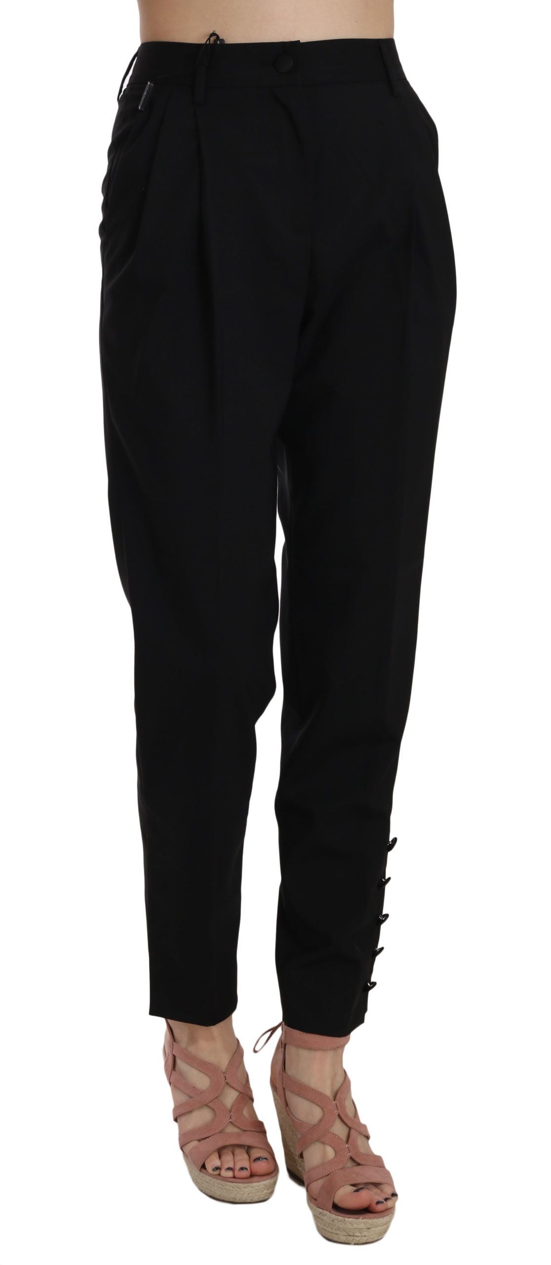 Schwarze, schmal zulaufende Hose mit Knopfleiste und Falten