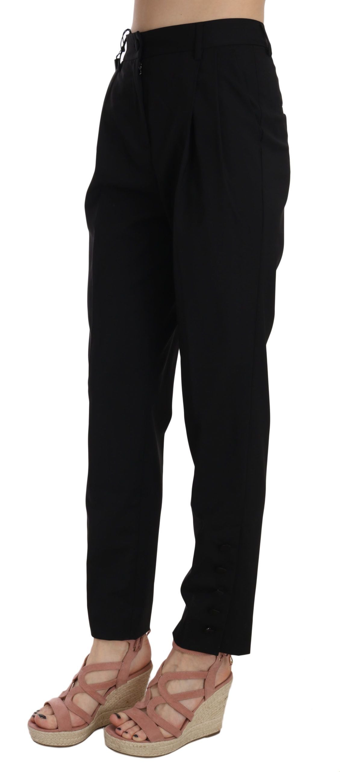 Schwarze, schmal zulaufende Hose mit Knopfleiste und Falten