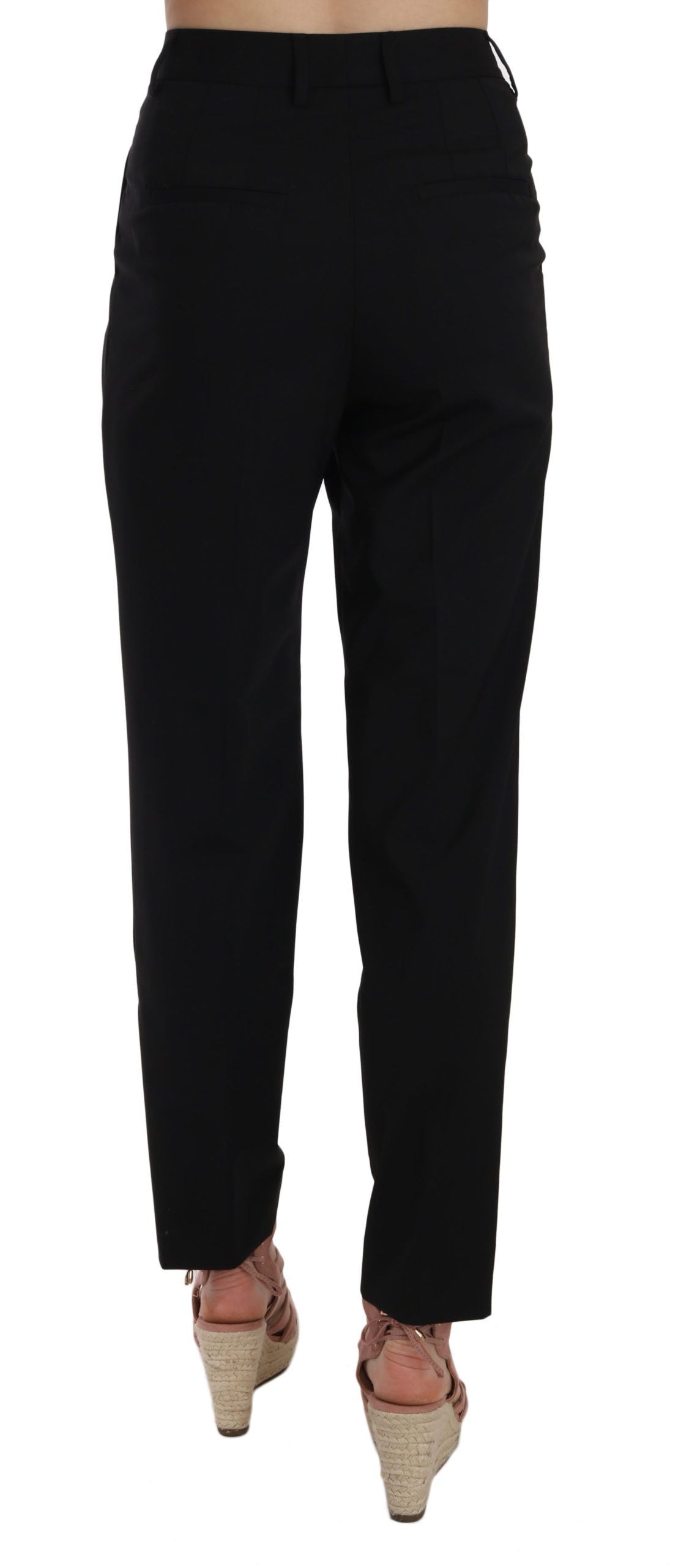 Schwarze, schmal zulaufende Hose mit Knopfleiste und Falten