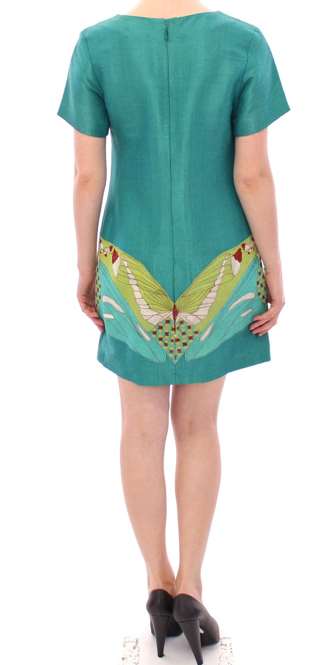 Grünes Minikleid über dem Knie