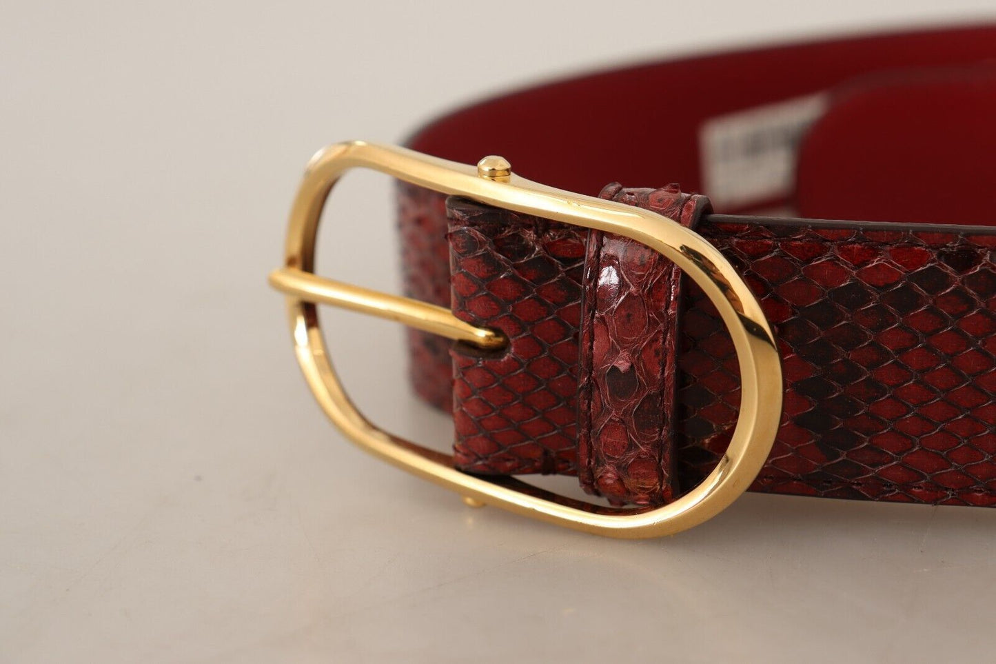 Roter Gürtel aus exotischem Leder mit ovaler Schnalle und Gold