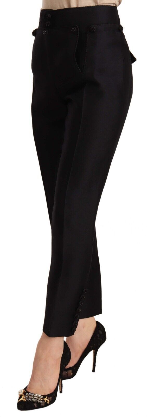 Schwarze, verkürzte Hose mit hoher Taille und Knopfverzierung