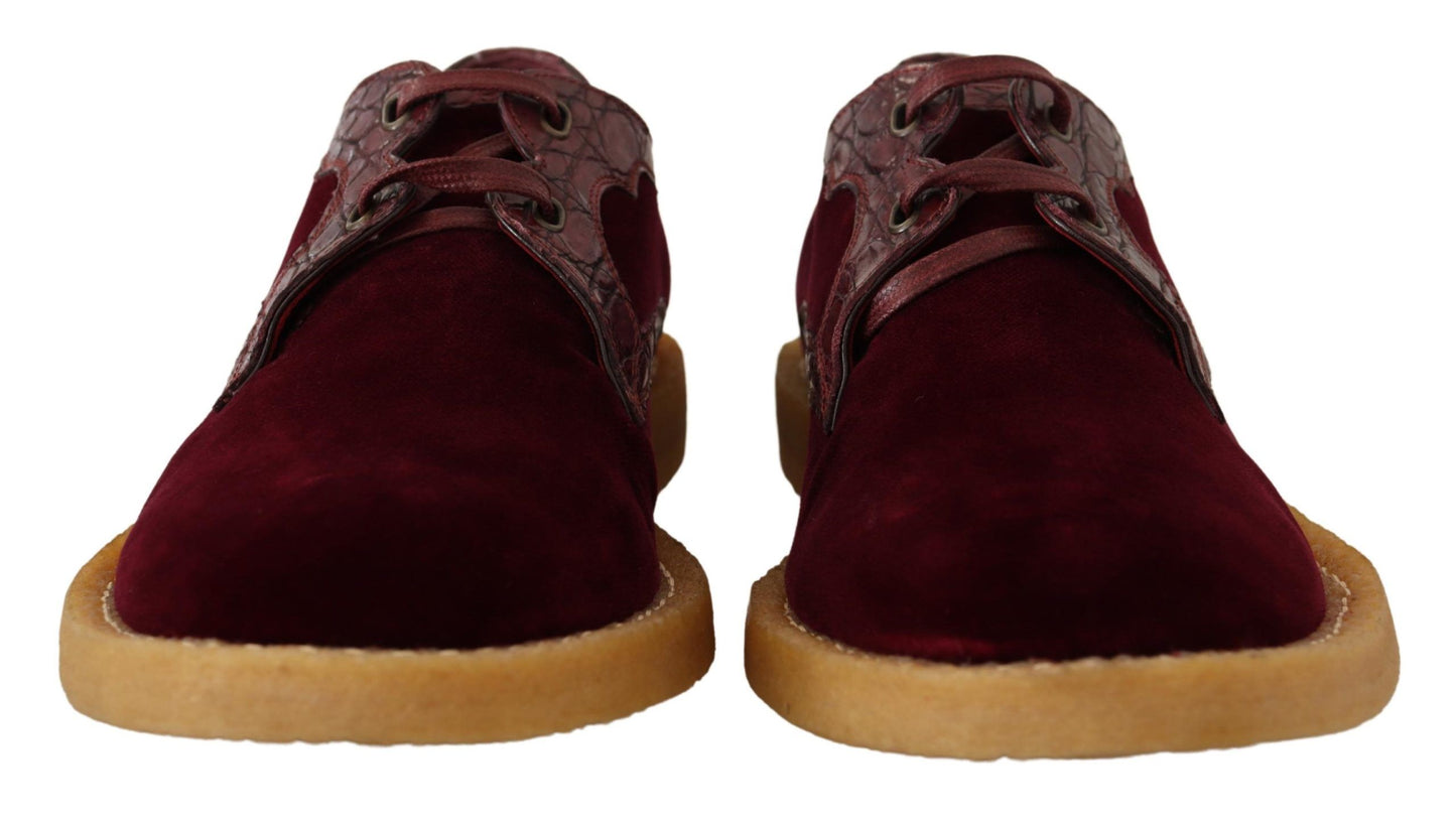 Bordeauxrote Samtschuhe aus exotischem Leder