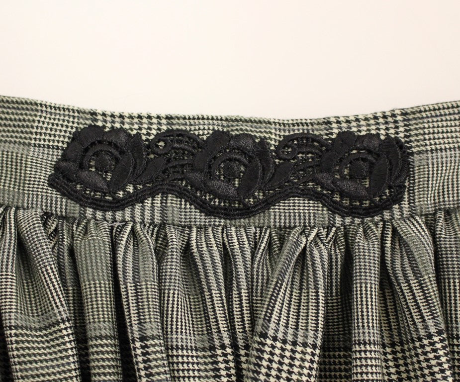 Grau karierter Shortsrock aus Wolle