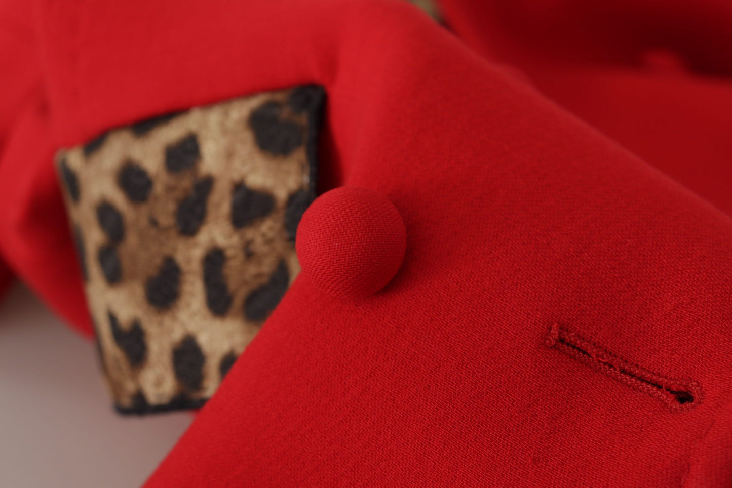 Roter Trenchcoat aus Wolle mit Leopardenmuster