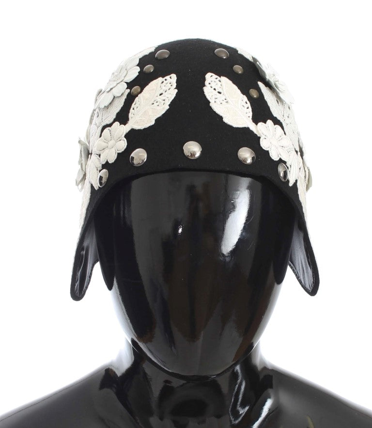 Schwarze Wollmütze mit weißem Blumenmuster und Blattgold