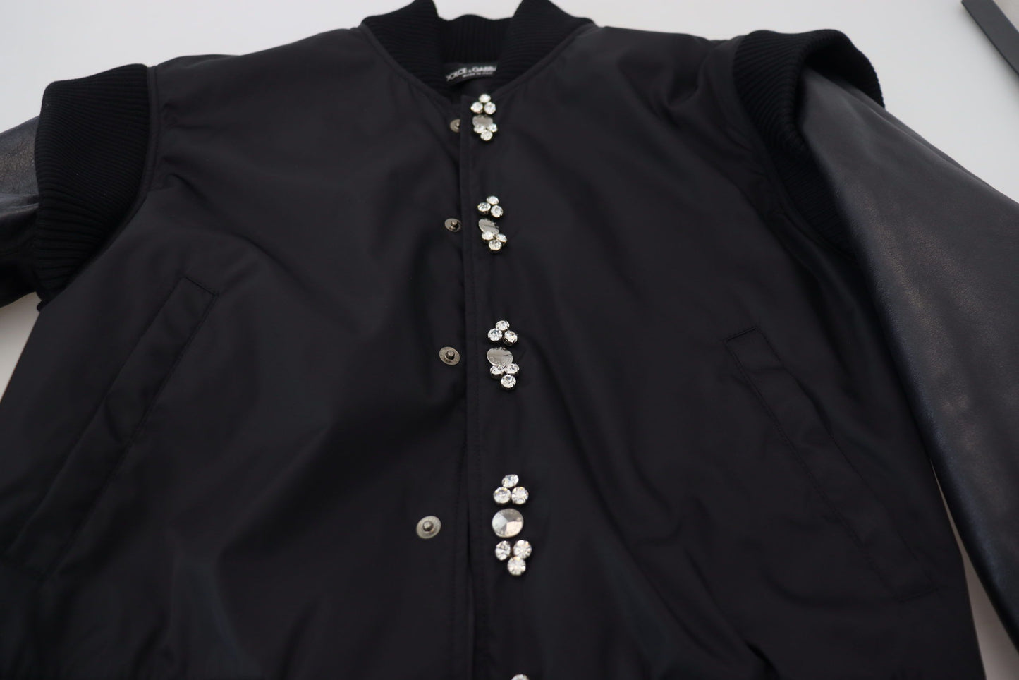 Schwarze Nylon-Kristall-Manteljacke mit Knöpfen