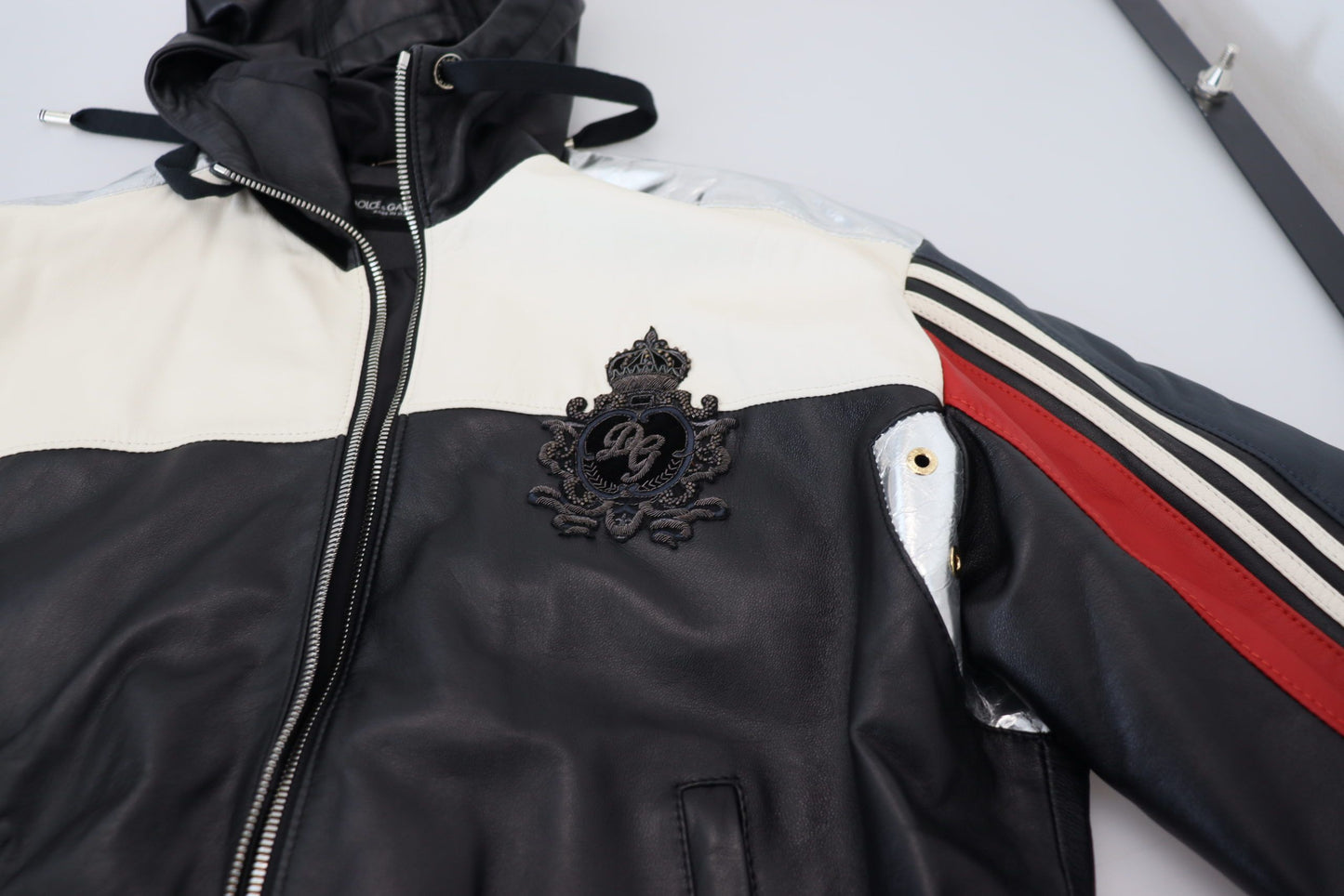 Schwarze Blousonjacke aus Leder mit Kapuze