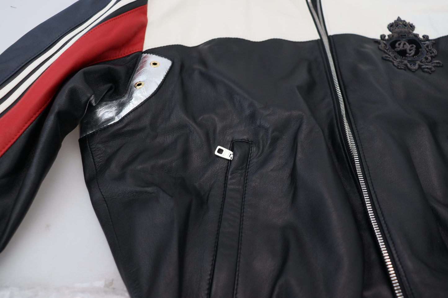 Schwarze Blousonjacke aus Leder mit Kapuze