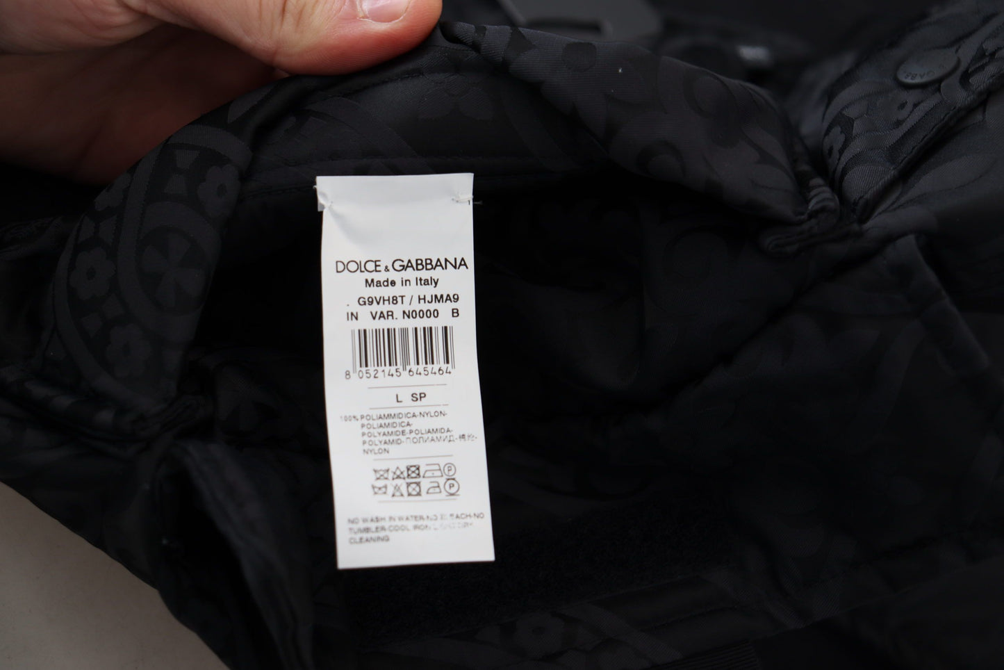 Schwarze ärmellose Nylonjacke mit durchgehendem Reißverschluss