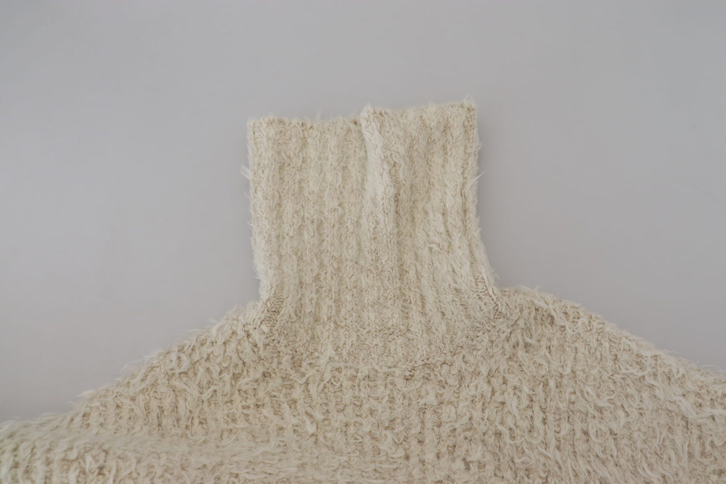 Cremefarbener Rollkragenpullover aus Wollstrick