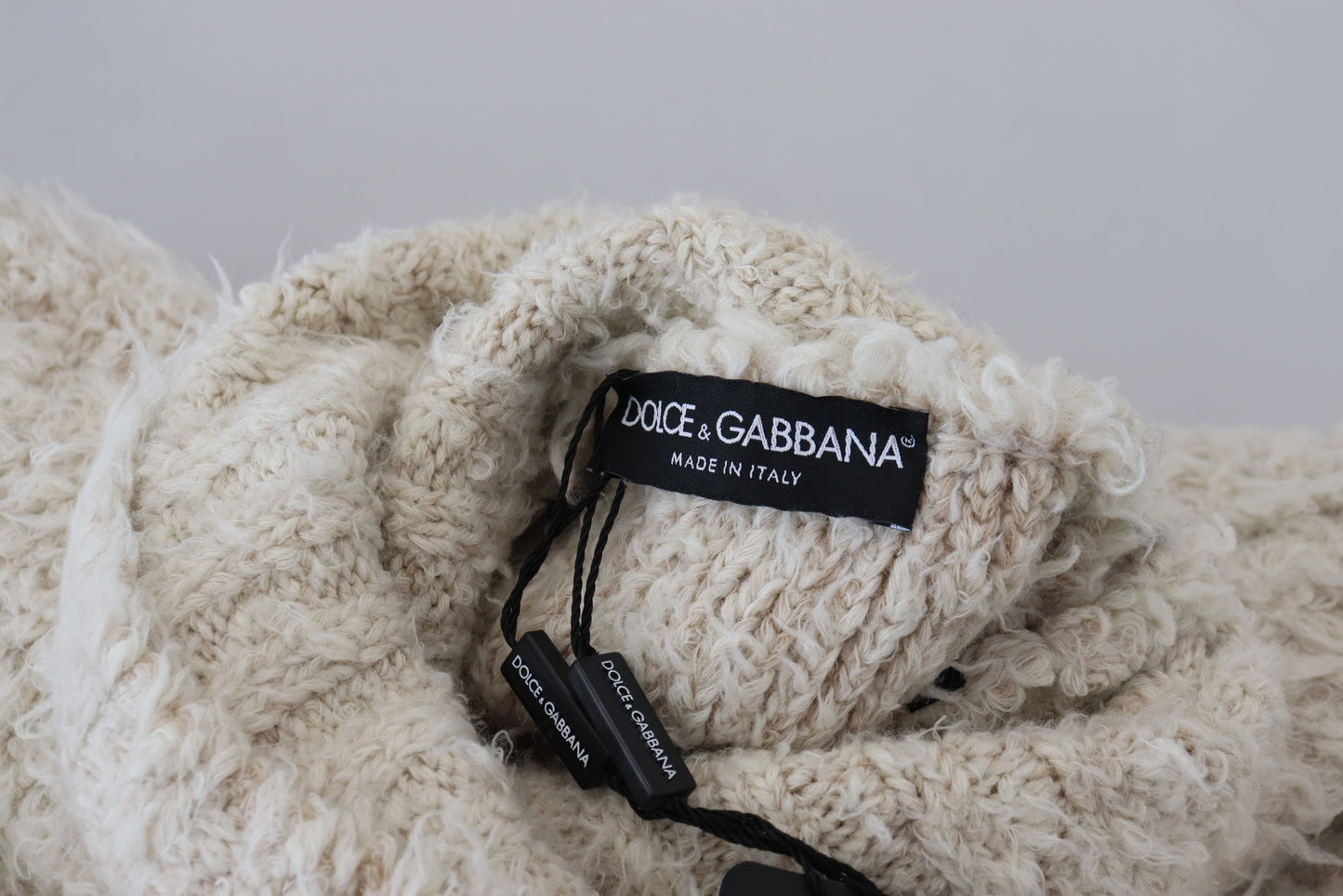 Cremefarbener Rollkragenpullover aus Wollstrick