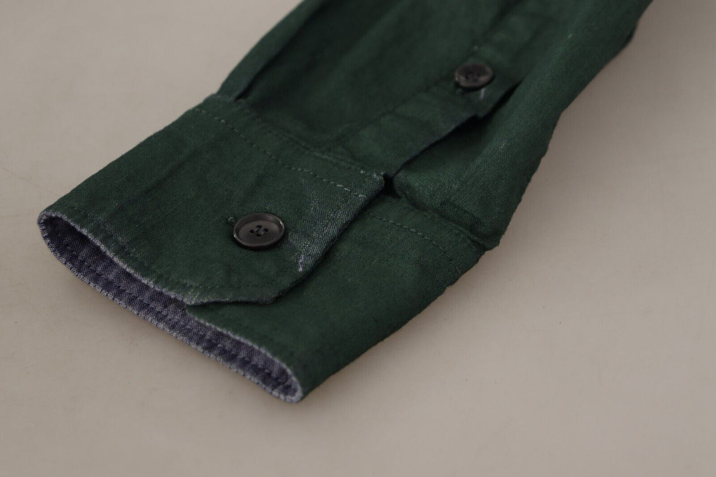 Dunkelgrünes Button-Down-Hemd mit langen Ärmeln