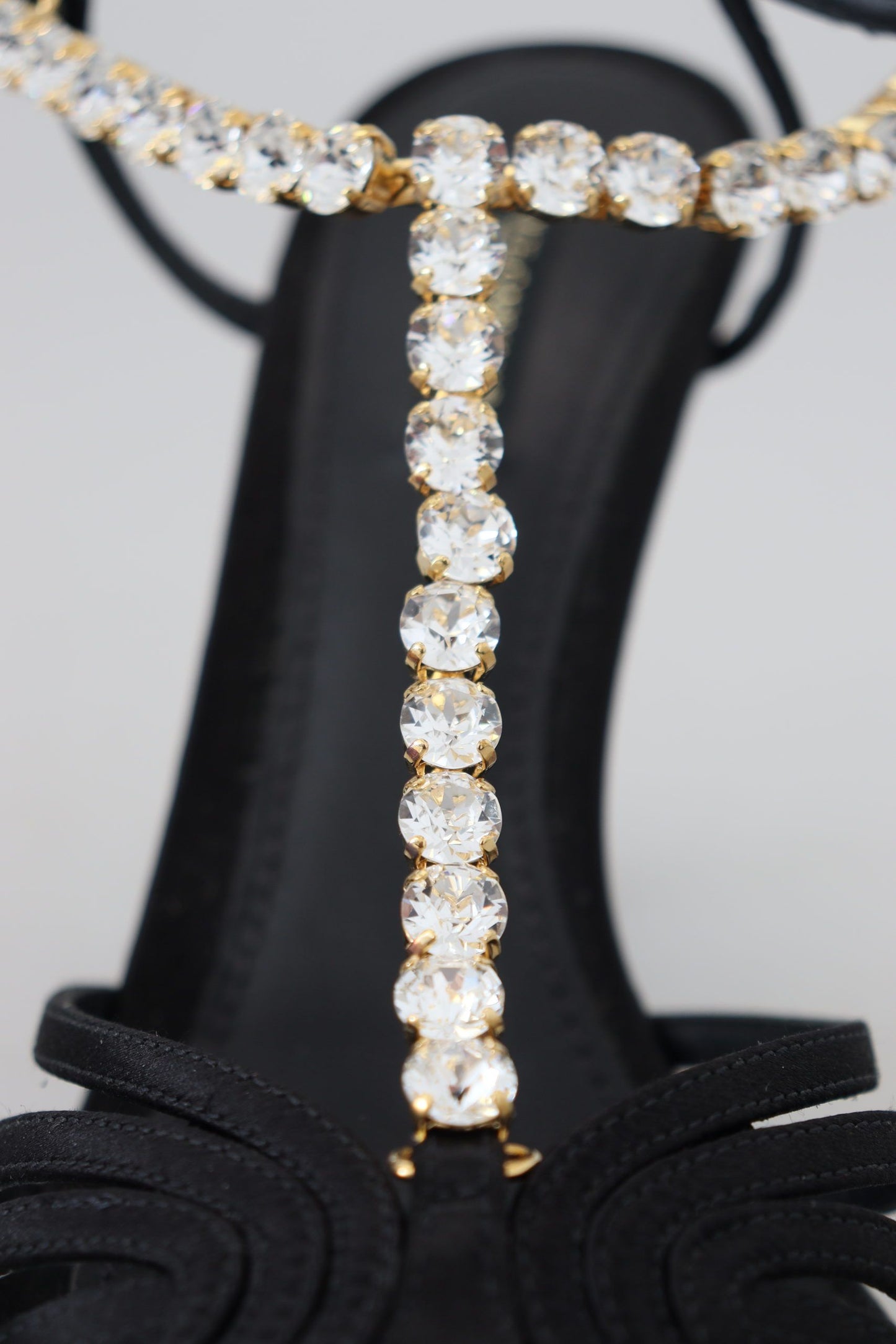 Schwarze Satin-Sandalen mit T-Riemen und durchsichtigem Kristall