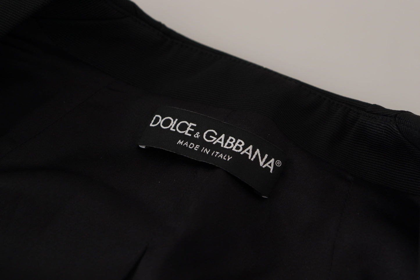 Schwarze Slim Fit-Jacke mit langen Ärmeln und Druckknöpfen