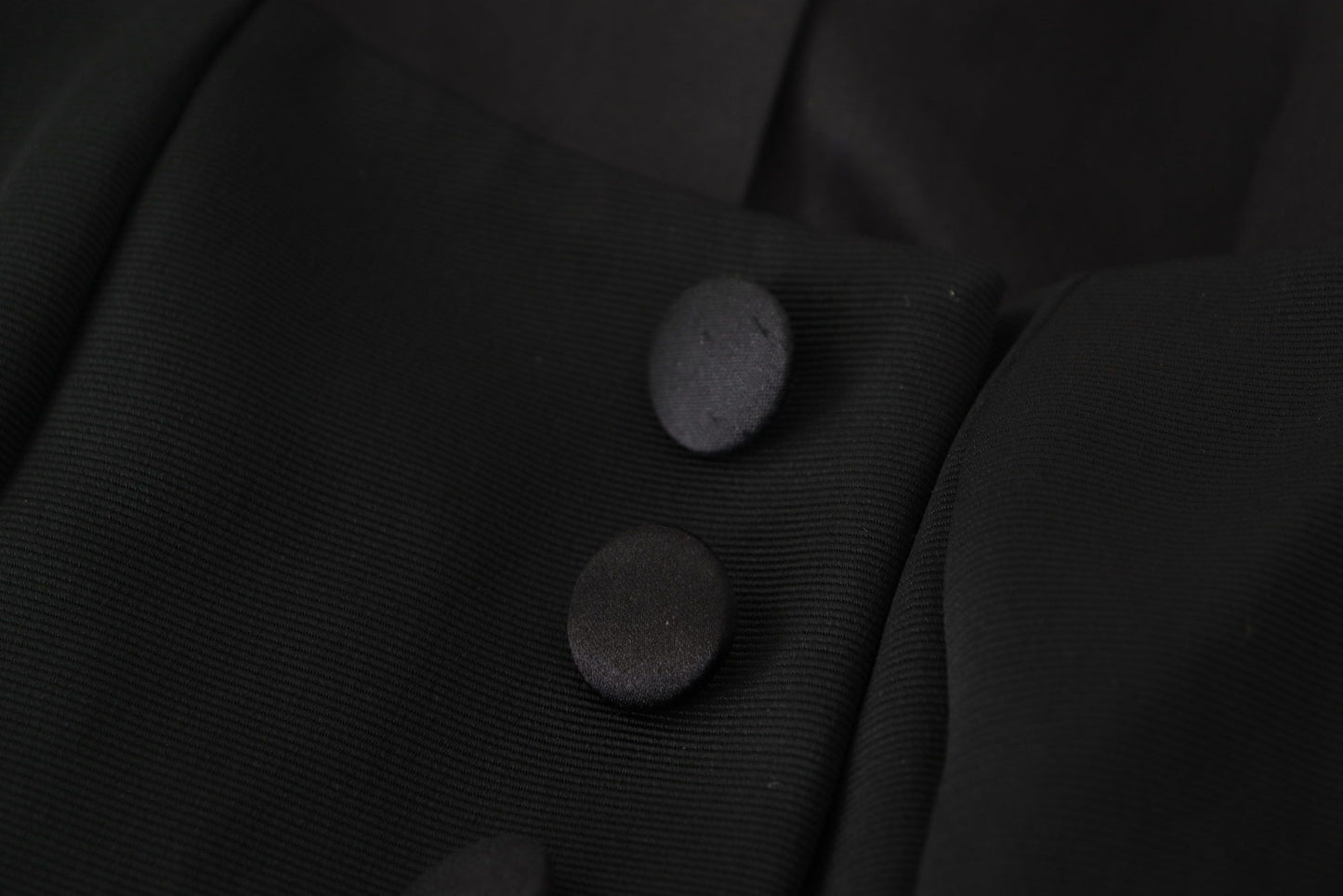 Schwarze Slim Fit-Jacke mit langen Ärmeln und Druckknöpfen
