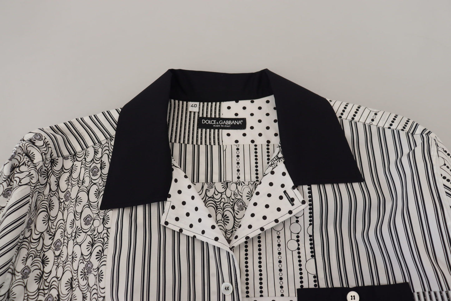 Weiß-schwarz gemustertes Button-Down-Hemd