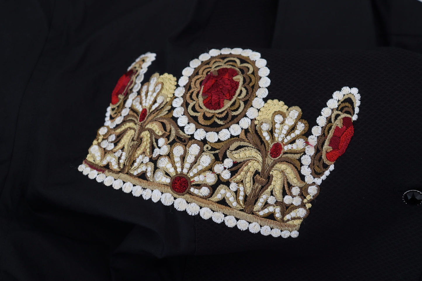 Schwarzes, schmal geschnittenes Hemd mit goldener Krone