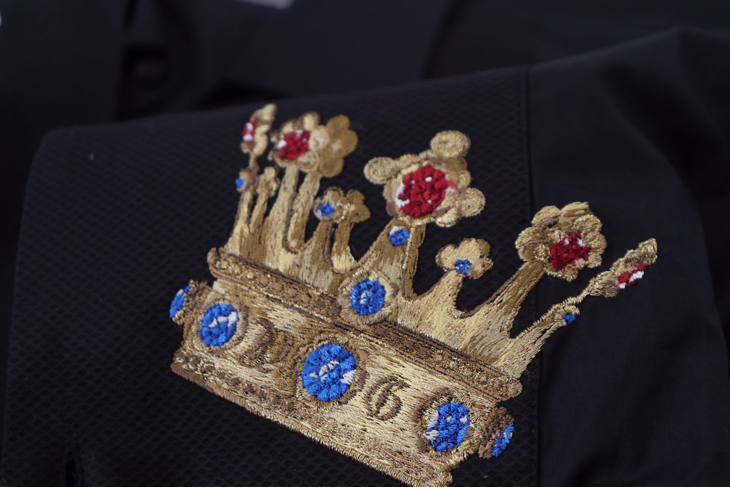 Schwarzes, schmal geschnittenes Hemd mit goldener Krone