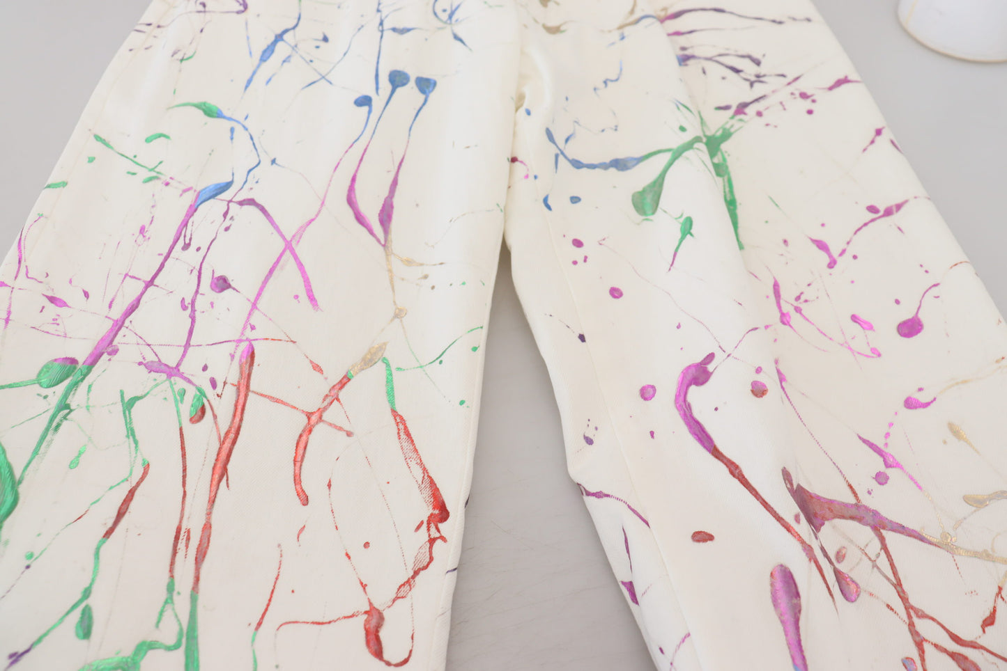 Weiße Jeanshose aus Baumwolle mit Farbspritzer-Print