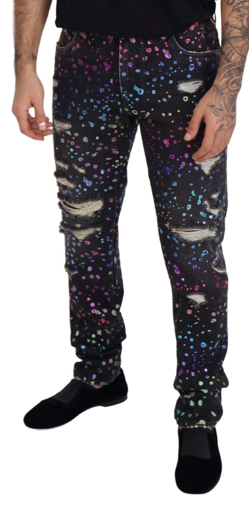 Schwarze zerfetzte Jeans mit mehrfarbigem Print