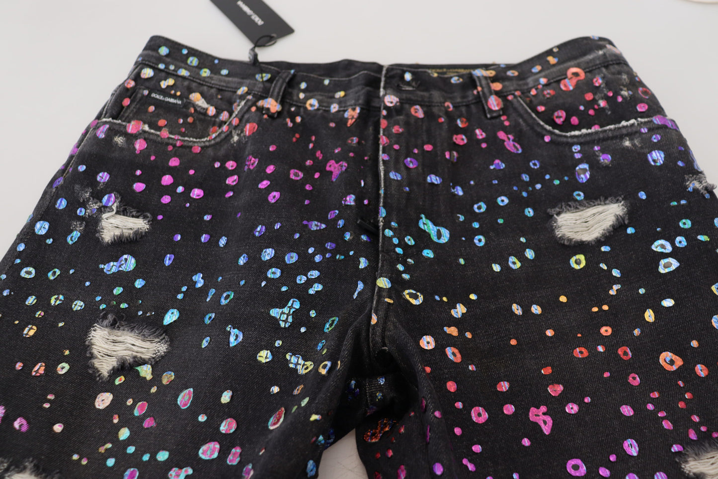 Schwarze zerfetzte Jeans mit mehrfarbigem Print