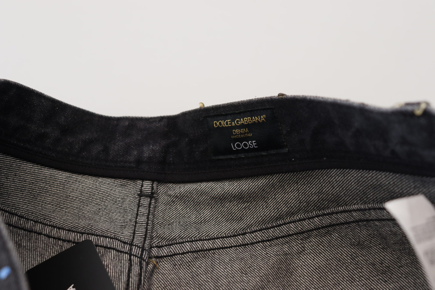 Schwarze zerfetzte Jeans mit mehrfarbigem Print