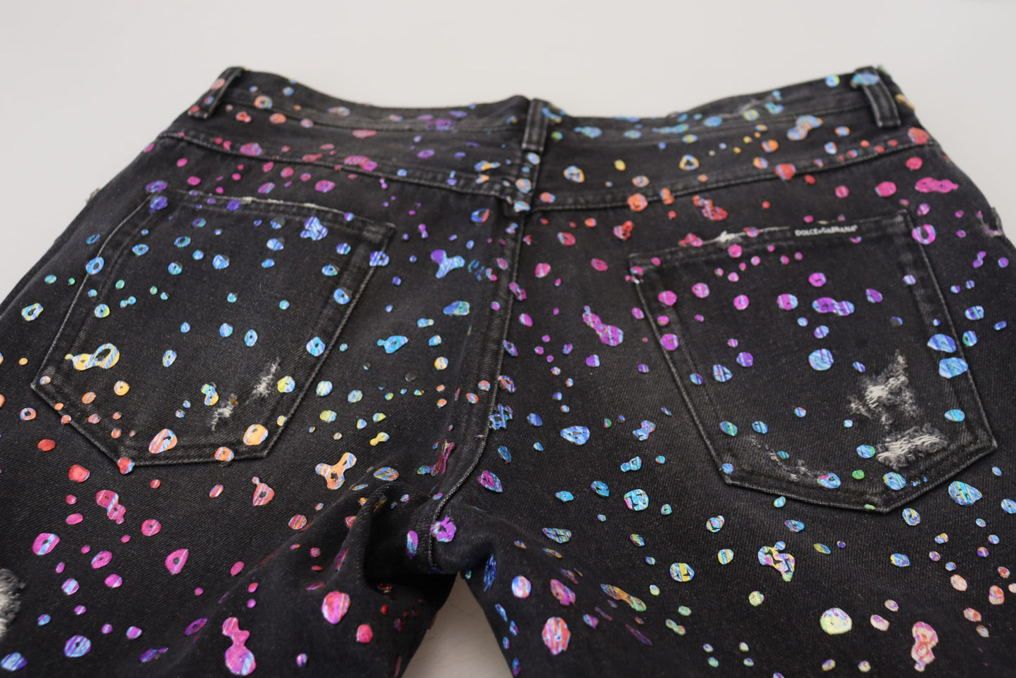 Schwarze zerfetzte Jeans mit mehrfarbigem Print