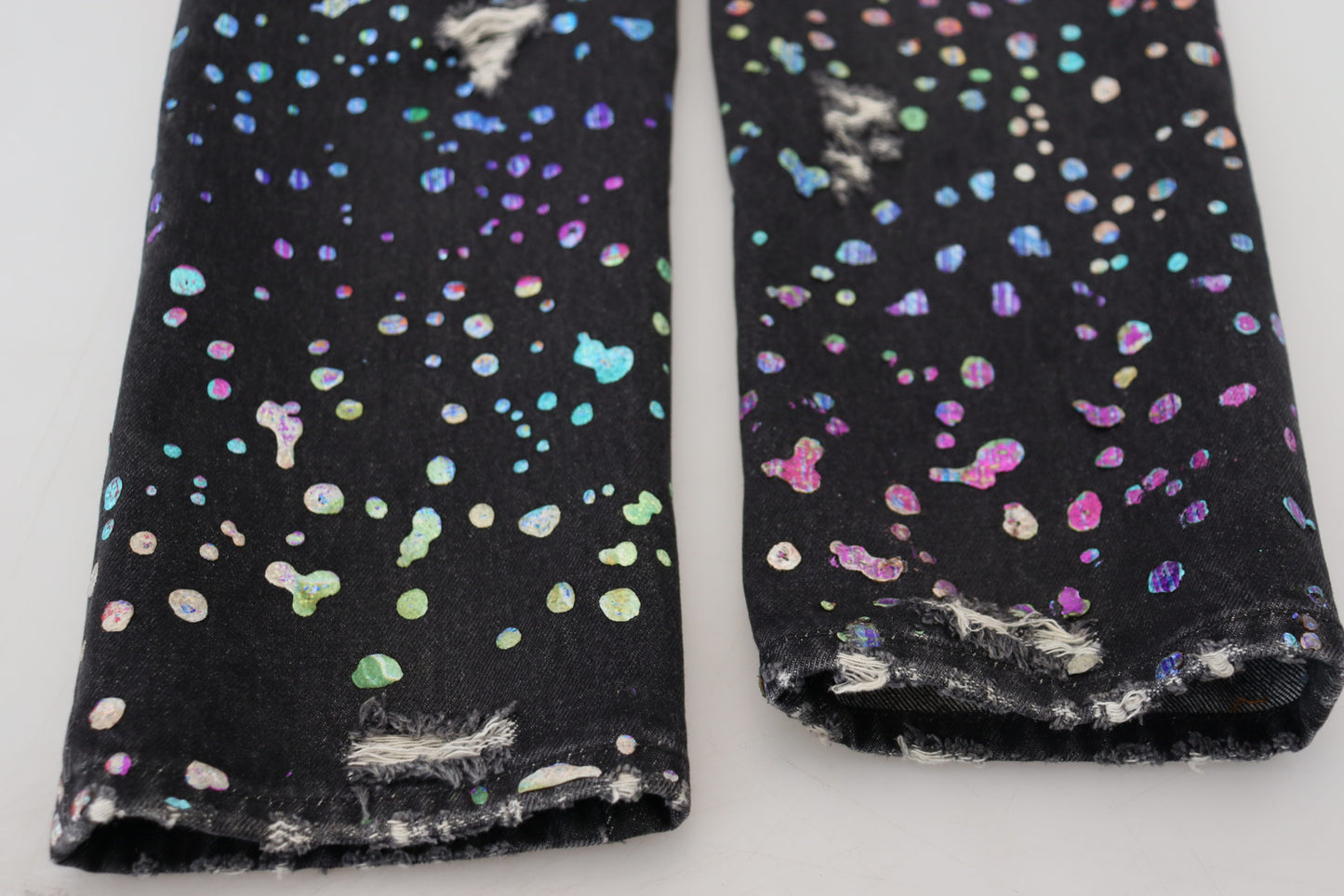 Schwarze zerfetzte Jeans mit mehrfarbigem Print