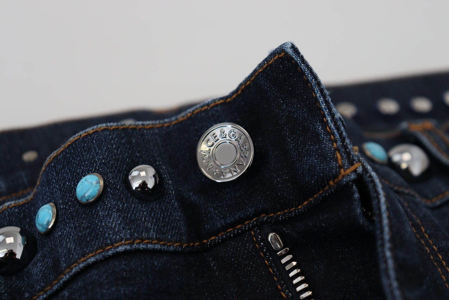 Blaue Jeans aus Baumwolle mit Nieten und niedriger Taille