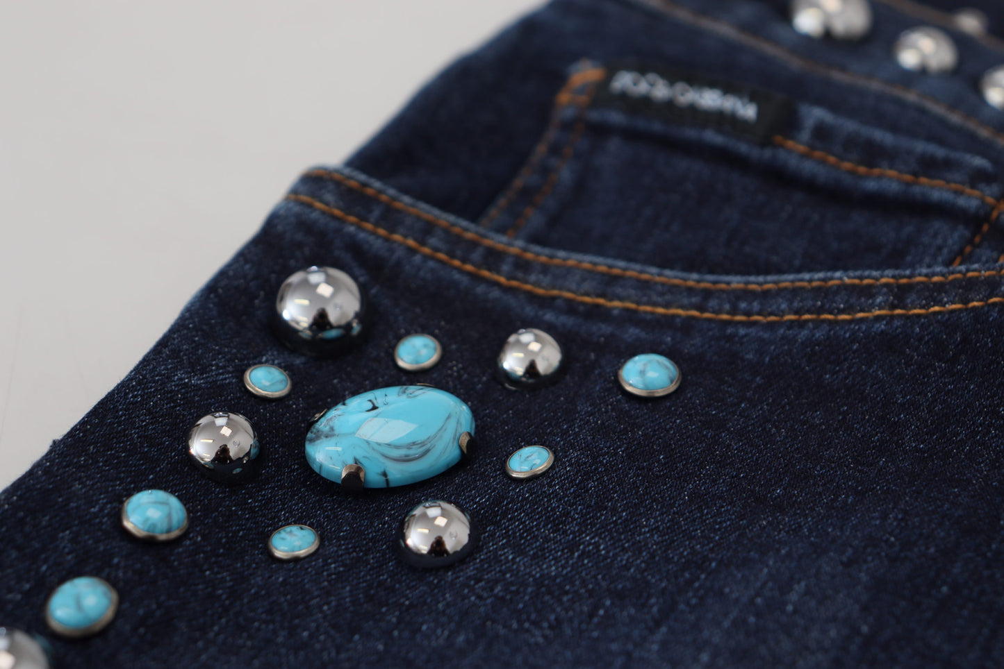 Blaue Jeans aus Baumwolle mit Nieten und niedriger Taille