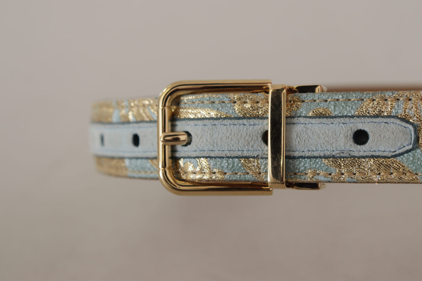 Blauer Ledergürtel aus Jacquard mit geprägter goldener Metallschnalle