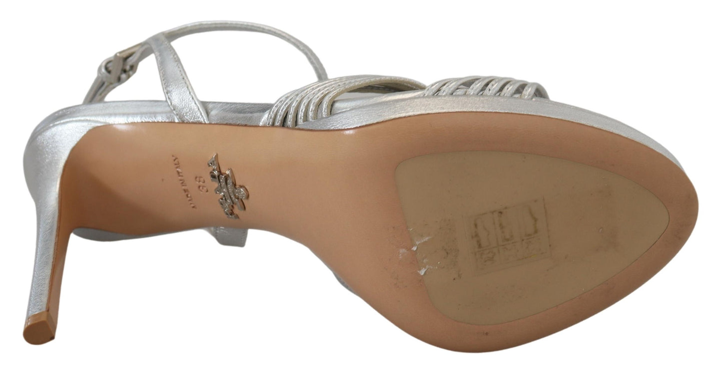Silberne Ledersandalen mit Knöchelriemen und Stilettoabsatz
