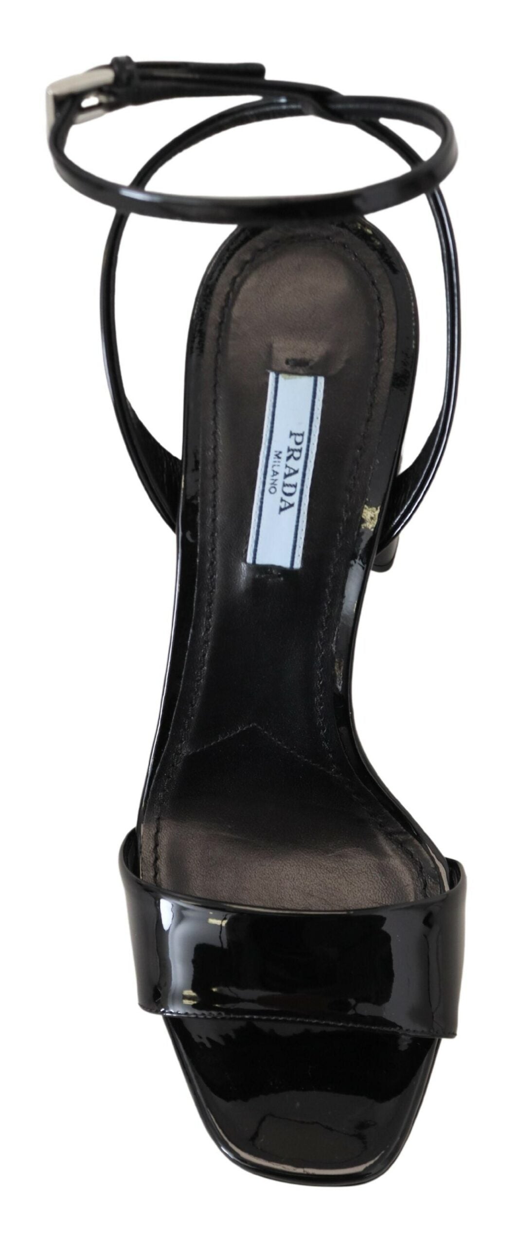Schwarze Lacksandalen mit Knöchelriemen und Absatz aus Leder