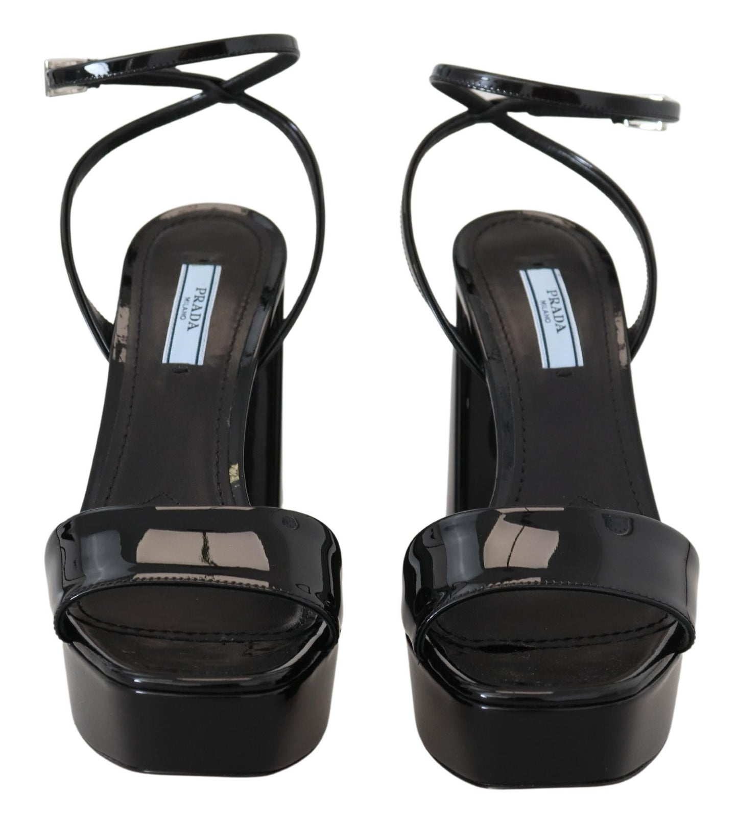 Schwarze Lacksandalen mit Knöchelriemen und Absatz aus Leder
