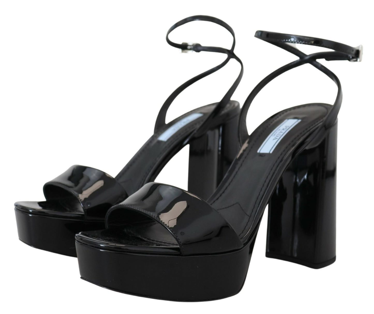 Schwarze Lacksandalen mit Knöchelriemen und Absatz aus Leder