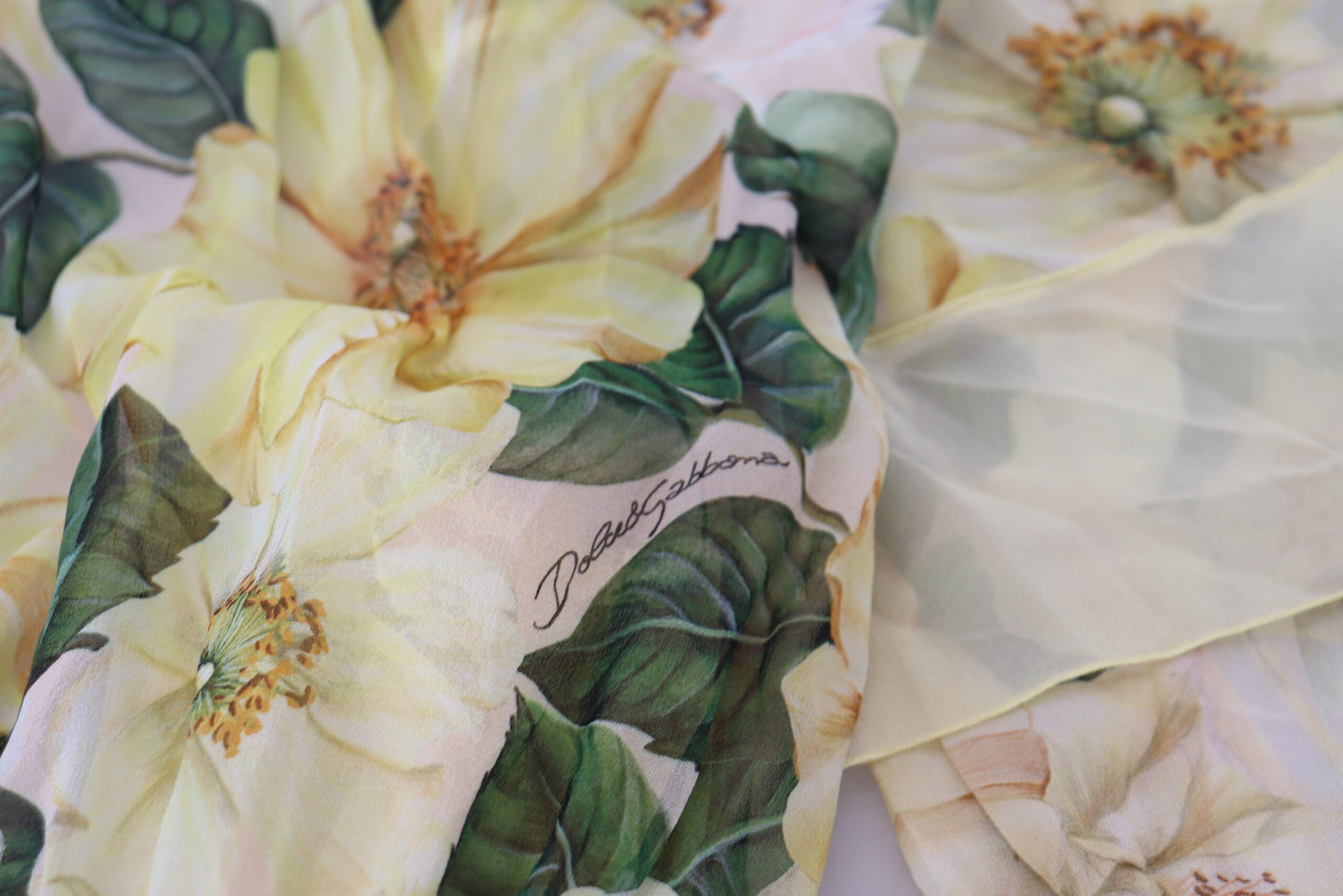 Mehrfarbiges langes Maxikleid aus Seide mit Blumendruck