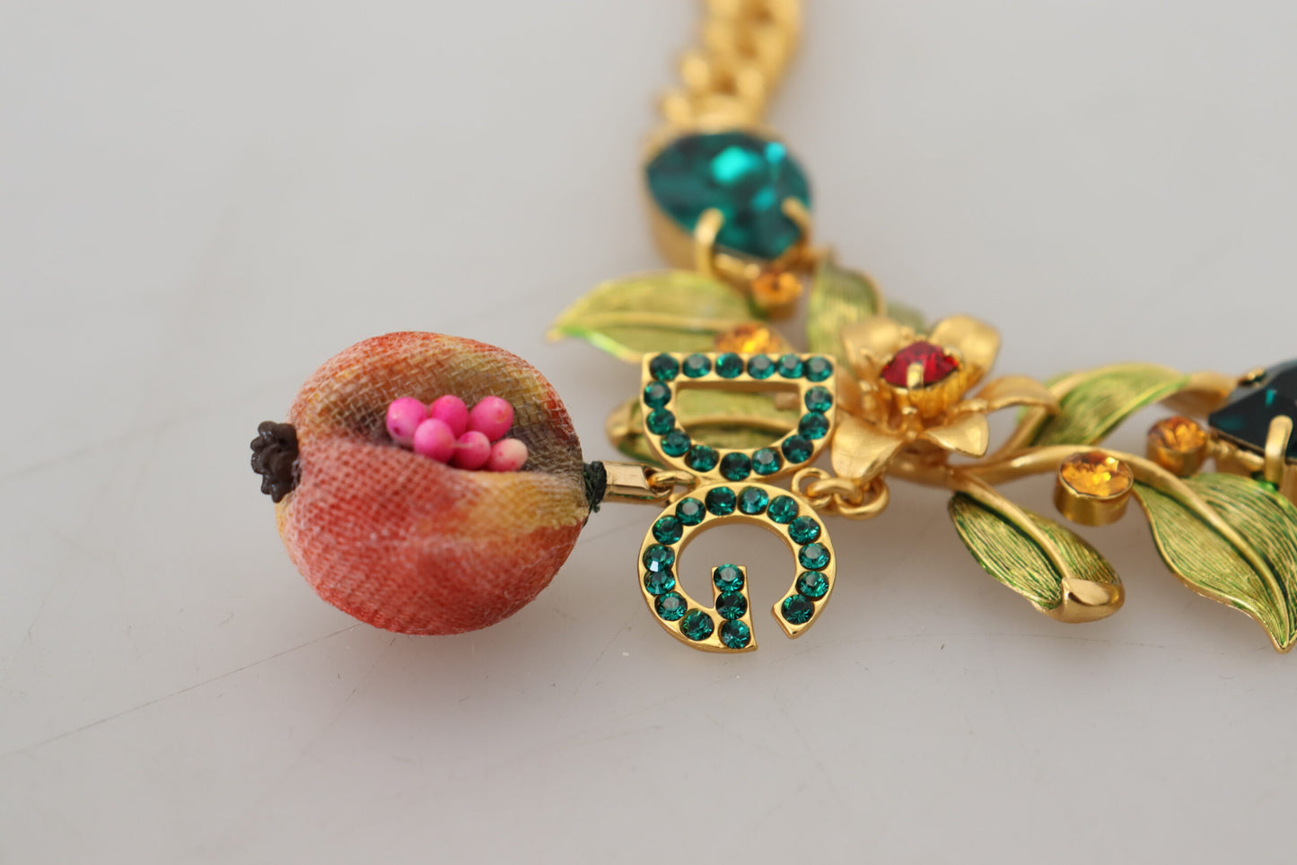 Statement-Halskette aus Messing mit Kristall-Logo und Obst- und Blumenmotiv in Gold