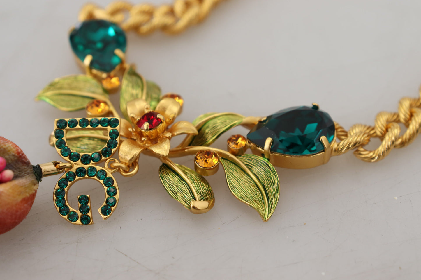 Statement-Halskette aus Messing mit Kristall-Logo und Obst- und Blumenmotiv in Gold