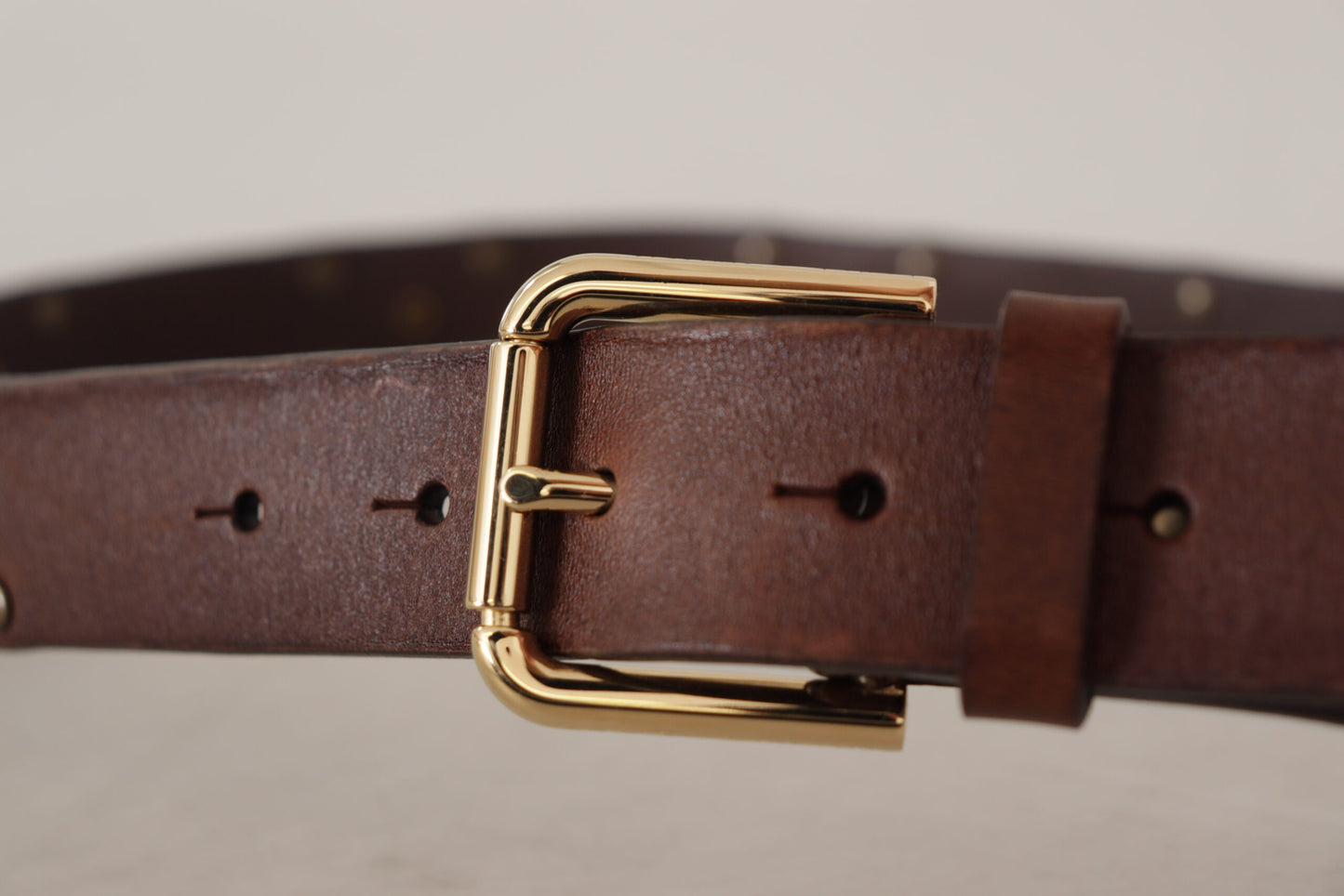 Brauner Ledergürtel mit goldfarbener Metallschnalle und Nieten