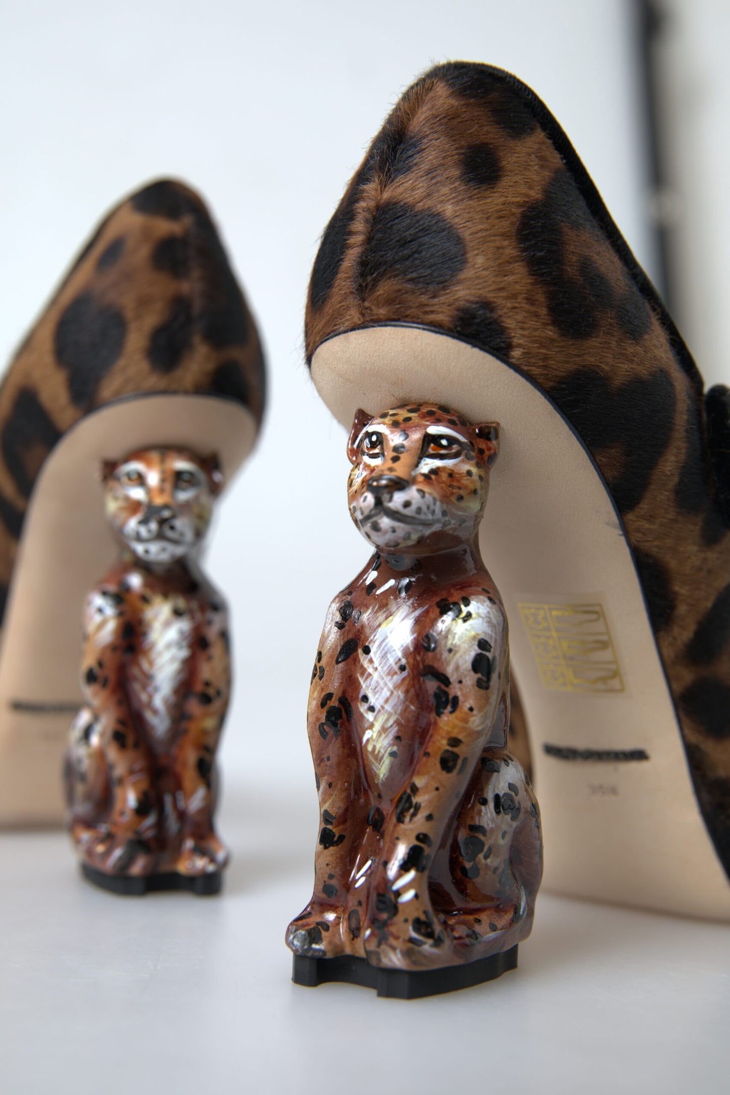 Schwarzbraune Mary Jane Pumps mit Leopardenmuster und Kalbslederabsatz