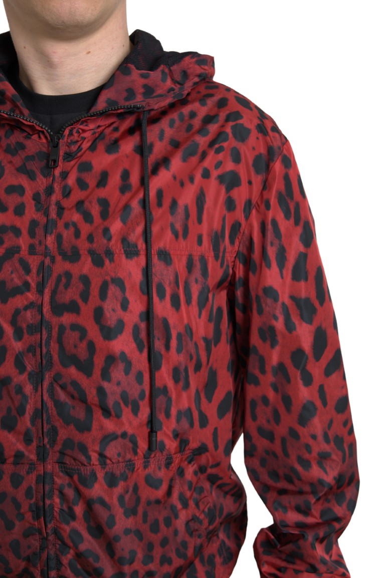 Rote Bomberjacke mit Kapuze und durchgehendem Reißverschluss im Leopardenmuster