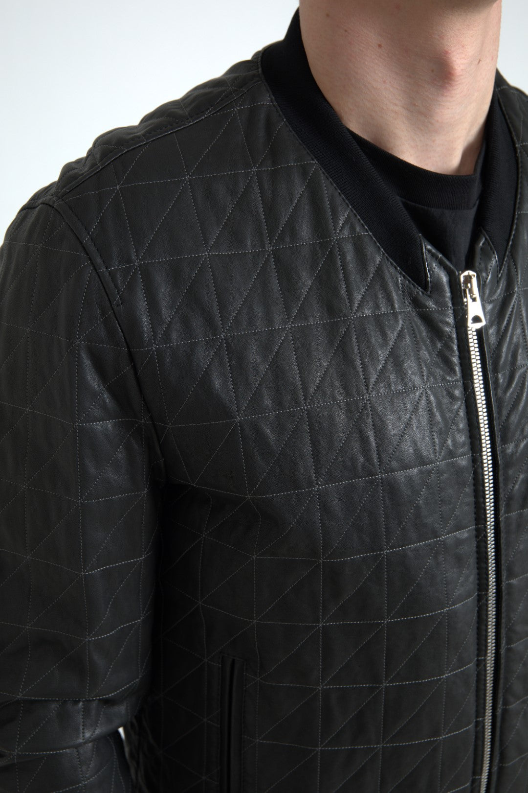 Schwarze Bomberjacke aus Leder mit durchgehendem Reißverschluss