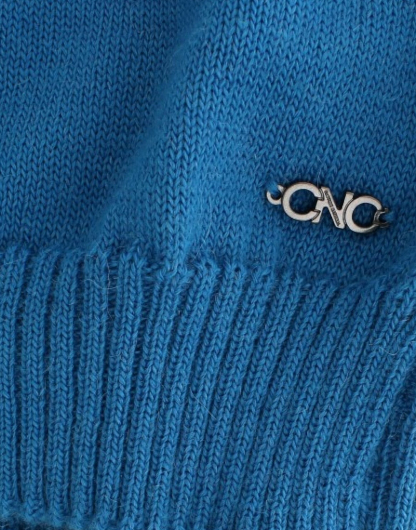 Blauer Strickpullover mit Rundhalsausschnitt
