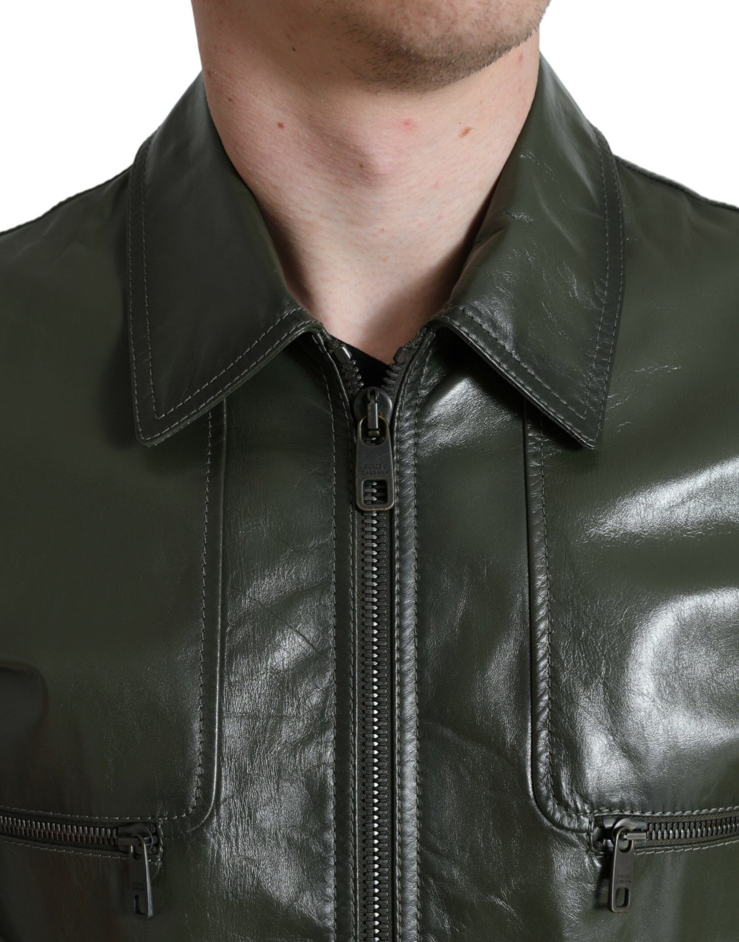 Grüne Bikerjacke aus Leder mit Kragen und durchgehendem Reißverschluss