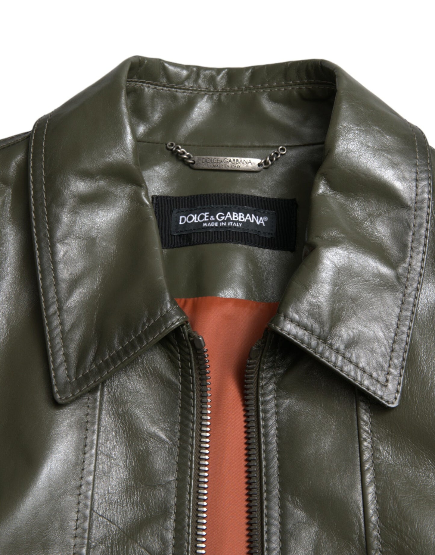 Grüne Bikerjacke aus Leder mit Kragen und durchgehendem Reißverschluss