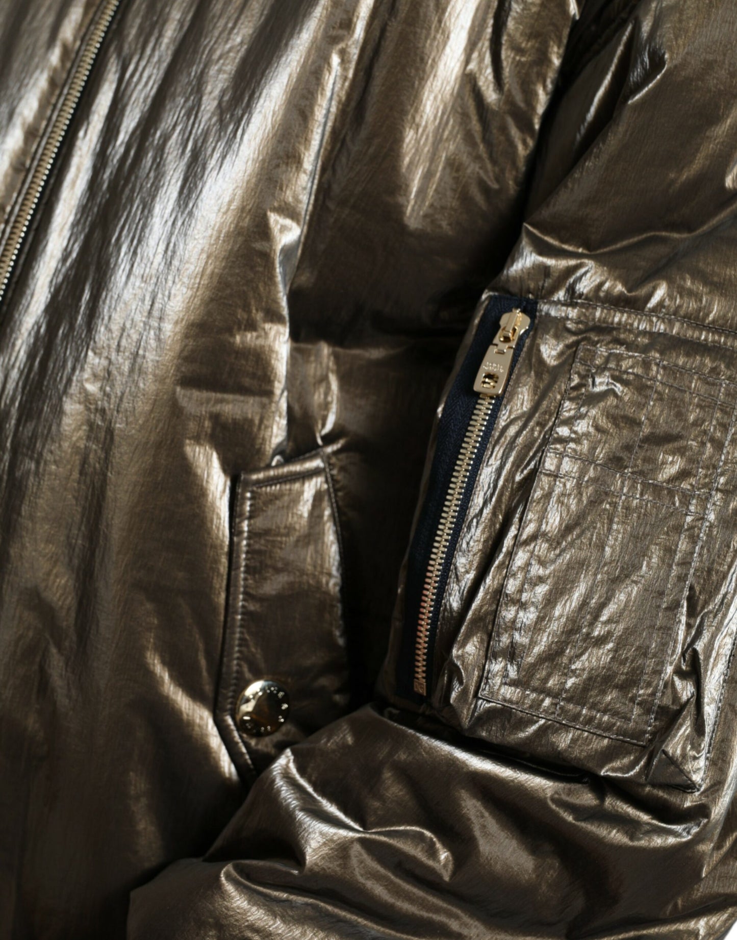 Bronzefarbene Nylon-Bomberjacke mit durchgehendem Reißverschluss für Herren