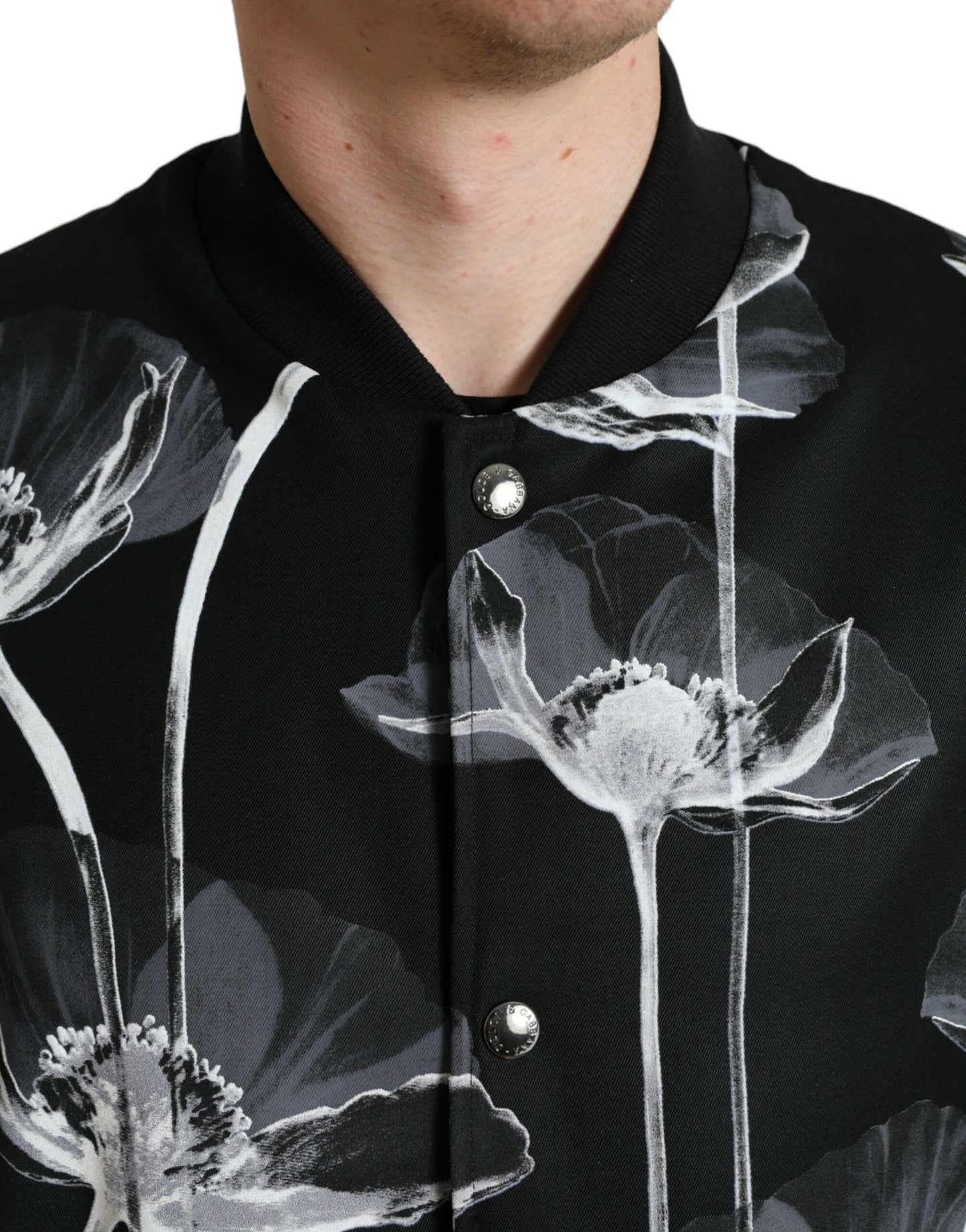 Schwarze Woll-Bomberjacke mit Knopfleiste und Blumenmuster