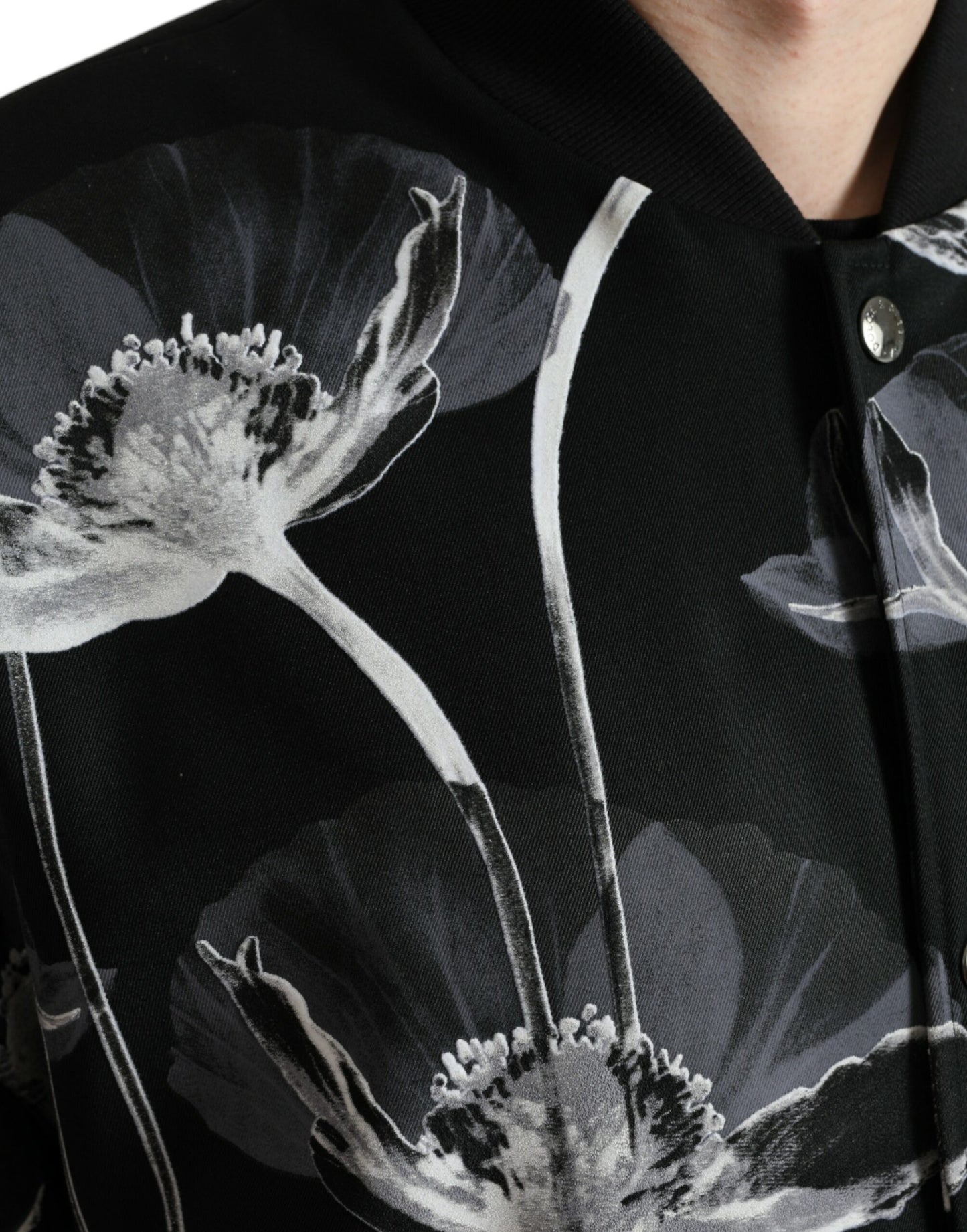 Schwarze Woll-Bomberjacke mit Knopfleiste und Blumenmuster
