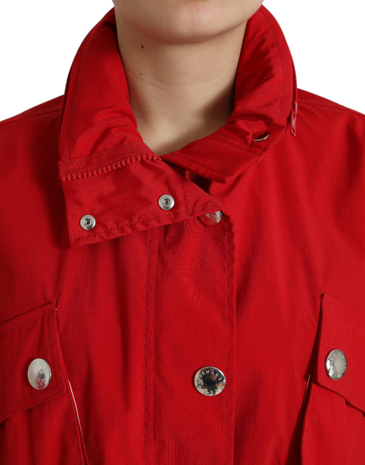 Rote Regenjacke aus Polyester mit Kapuze und Knopf